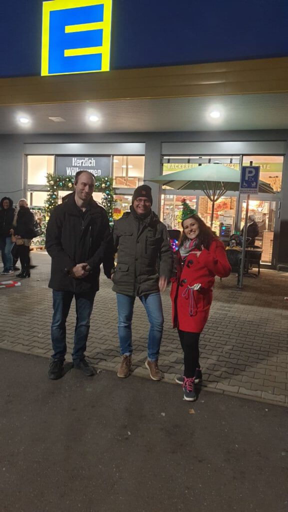 Dieses Bild hat ein leeres Alt-Attribut. Der Dateiname ist Die-3-Veranstalter-576x1024.jpg